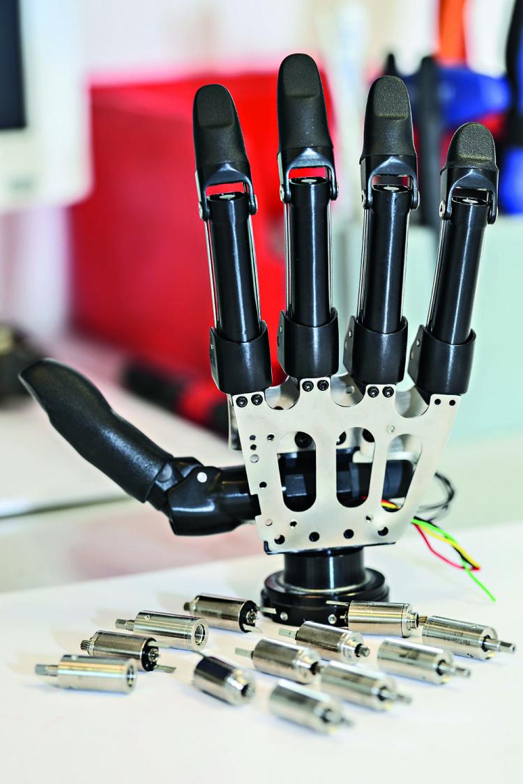 Expanded prosthetics and organ engineering. Vincent System протезы. Bionic hand prosthesis. Bionic prosthetic hands. Протез руки Vincent System.